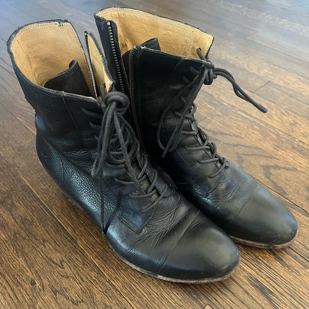 FRYE Courtney Lace Up Black Leather Heeled Booties size 8.
